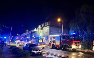 Pożar w kamienicy. Znaleziono zwęglone ciało. Młoda kobieta w ciężkim stanie (ZDJĘCIA)