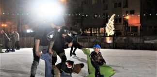 Ruszyło lodowisko w Zielonej Górze. Jest magicznie (ZDJĘCIA)