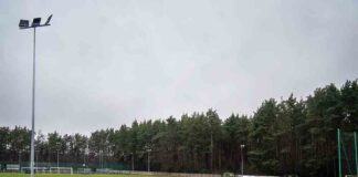Sześć nowych słupów oświetleniowych zamontowano na boisku w Starym Kisielinie