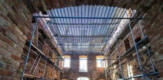 Zatonie. Tak wygląda postęp pracy przy zadaszeniu ruin pałacu (ZDJĘCIA)