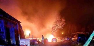 Krzeszyce. Na posesji wszystko było w ogniu, spłonął też samochód (ZDJĘCIA)