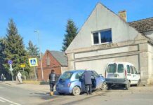 Zielona Góra. Wypadek w Ochli, jedno z aut uderzyło w dom. Wylądował śmigłowiec LPR