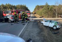 Zielona Góra. Poważny wypadek, jeden samochód mocno rozbity, drugi w rowie (ZDJĘCIA)