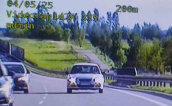 Jechała po „esce” Hondą pod prąd prosto na radiowóz. Wiozła rodzinę