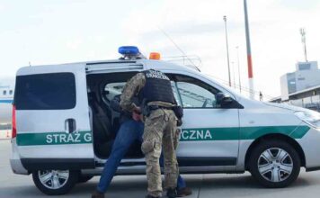 Pakistańczyk z listy Interpolu zatrzymany na lotnisku w Poznaniu za oszustwa w Kuwejcie
