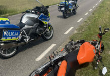 17-latek na motocyklu z pasażerką ponad 20 km uciekał policji
