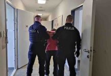 Dusił policjanta przy bankomacie. Ludzie nie reagowali