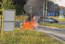Zielona Góra. Pożar samochodu na rondzie Huszczy, płonął jak pochodnia (FILM, ZDJĘCIA)