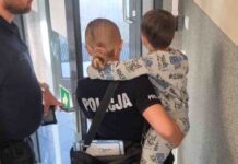 5-latek w piżamie i skarpetkach zauważony na ulicy. Wujek spał w mieszkaniu