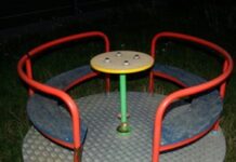 Chłopcy rozpędzili karuzelę hulajnogą elektryczną. 14-latka nieprzytomna