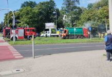 Zielona Góra. Palą się śmieci w śmieciarce, policja zamyka skrzyżowanie