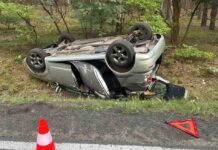 Kierująca Toyotą dachowała pod Nowogrodem Bobrzańskim, bo jej mąż zaciągnął hamulec ręczny