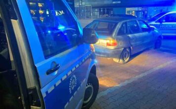 Pijany wiózł Oplem 10-latka. Wydmuchał trzy promile i uderzył w znak drogowy