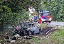 Koszmarny wypadek. Samochód uderzył w przystanek i spalił się. Kierujący zginął na miejscu