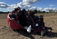 Makabra. Audi rozerwane na kawałki o drzewo, silnik daleko w polu, kierowca nie żyje (ZDJĘCIA)