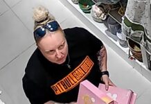 Co za kradzież. Pakowali rzeczy do toreb i patrzyli w kamery. Policja publikuje wizerunki złodziei