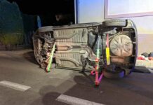 Wypadek. Zderzenie peugeota i renault, jedno z aut przewróciło się na bok (ZDJĘCIA)