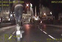 Jechał po mieście na jednym kole, stawał na motocyklu, ale nie zauważył policji (FILM)