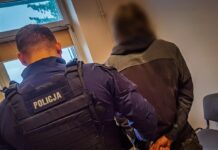 Rzucił się z nożem na policjantów