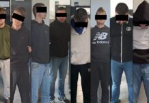 Przyjechali po pieniądze i zniszczyli BMW. Policja zatrzymała ośmiu mężczyzn
