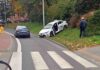 Zielona Góra. Kierująca Boltem awanturowała się, jej samochód sam pojechał, uderzył w taksówkę i lampę, a kierująca uciekła z miejsca zdarzenia z wyrwanymi drzwiami