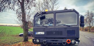 Wypadek. Kierująca BMW uderzyła w wojskową ciężarówkę