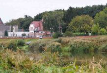 Wezwała służby na pomoc partnerowi, który wskoczył do wody i nie wypływa. Nie wie dlaczego tak postąpiła