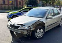 Najpierw jechał złomem, a potem przesiadł się do auta z przekręconym licznikiem