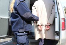 Pijana młoda Ukrainka biła ludzi w autobusie, rzuciła się na medyków z karetki i wysikała w karetce