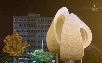 Zielona Góra. To jest hit! Po ponad 20 latach rzeźba „Nieskończoność” znowu stoi w mieście