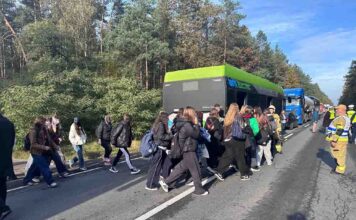 Zderzenie autokaru z cysterną i samochodem osobowym