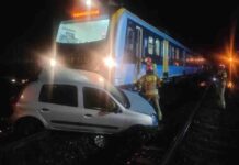 Wjechała pod pociąg, pasażer spał nawet po zderzeniu