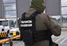 Jedna była pijana, druga powiedziała, że ma granty w walizce. Mężczyzn palił papierosa w samolocie. Nie polecieli
