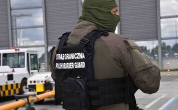 Jedna była pijana, druga powiedziała, że ma granty w walizce. Mężczyzn palił papierosa w samolocie. Nie polecieli