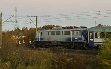 Śmiertelny wypadek. Kierowca wjechał pod pociąg