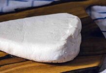 Kupiłeś ten ser w Auchan? Natychmiast oddaj, chodzi o szkło i tworzywo sztuczne