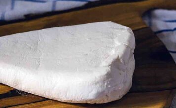 Kupiłeś ten ser w Auchan? Natychmiast oddaj, chodzi o szkło i tworzywo sztuczne