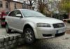 Zielona Góra. Zaparkował Audi na… murku. Kierowca z pasażerami uciekli (ZDJĘCIA)