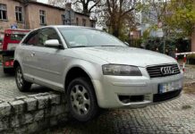 Zielona Góra. Zaparkował Audi na… murku. Kierowca z pasażerami uciekli (ZDJĘCIA)