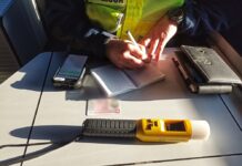 Jechał tak upity, że nie mógł wysiąść z samochodu