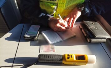 Jechał tak upity, że nie mógł wysiąść z samochodu