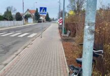 Pijany 75-letni rowerzysta wjechał na przejazd kolejowy na czerwonych światłach. Dostał surowy mandat