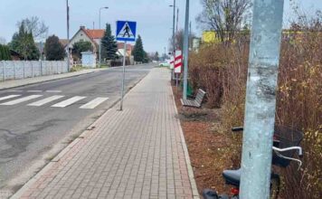 Pijany 75-letni rowerzysta wjechał na przejazd kolejowy na czerwonych światłach. Dostał surowy mandat