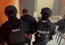 W czwórkę skatowali 45-latka. Uderzali kostka brukową, kopali. Ofiara doznała licznych złamań kości twarzy