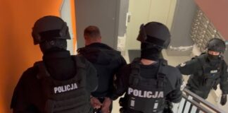 W czwórkę skatowali 45-latka. Uderzali kostka brukową, kopali. Ofiara doznała licznych złamań kości twarzy