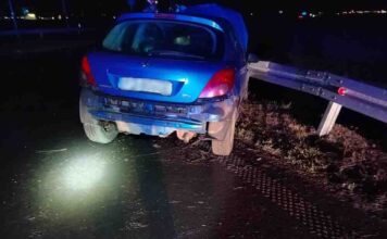 Pijany kierowca Peugeota przejechał przez środek ronda w Kiełczewie