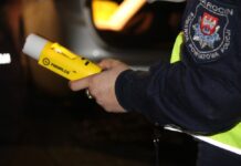 Dwa dożywotnie zakazy nie powstrzymały pijącego kierowcy. Zatrzymany po uderzeniu w radiowóz