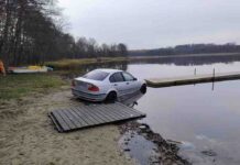 19-latek driftując po plaży wjechał BMW do jeziora. Dostał kilka mandatów na 10 tys. zł