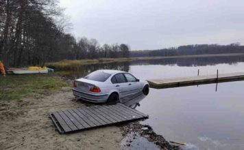 19-latek driftując po plaży wjechał BMW do jeziora. Dostał kilka mandatów na 10 tys. zł
