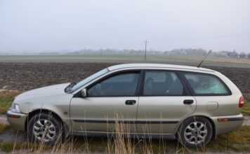 Przekroczył prędkość, zobaczył policję i uciekł w pole. Miał prawie 3 promile
